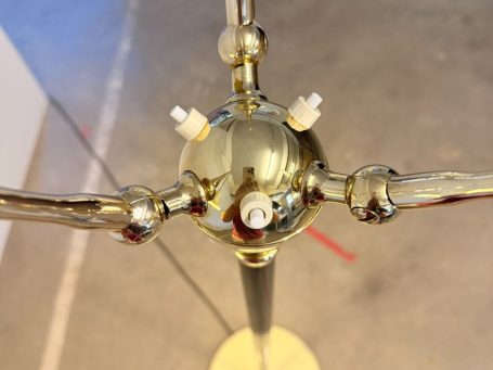 Felgekleurde oranje tafel lamp met een ronde vorm en een metalen basis.